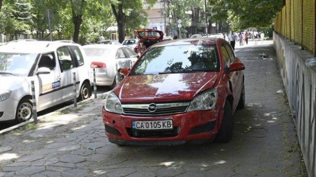 Жена отнесе колчета и знаци на тротоар до столично училище, объркала педалите