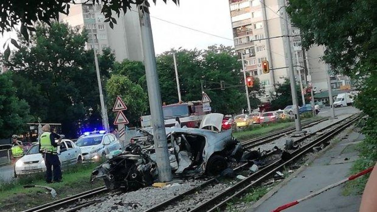Тежка катастрофа заради превишена скорост в "Красна поляна" в София, жена е с опасност за живота (снимки)