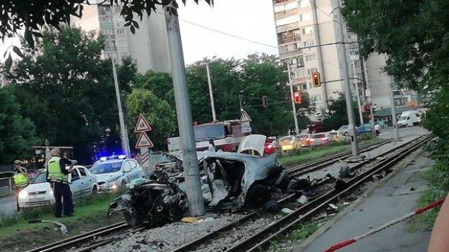 Тежка катастрофа заради превишена скорост в "Красна поляна" в София, жена е с опасност за живота (снимки)