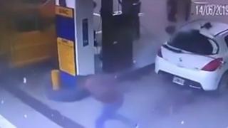 Кола избухна на бензиностанция и разпиля облак кокаин във въздуха (видео и снимки)