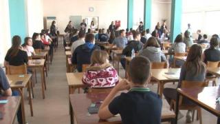 Отложиха матурите по математика в Сърбия, защото изтекоха в интернет (видео)