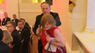 Британски министър грубо сграбчи за врата и избута екоактивистка (видео и снимки)
