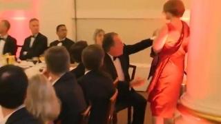 Отстраниха британския министър, стиснал жена за врата (видео)
