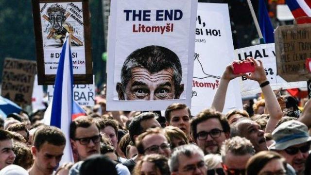 Срещу "олигархичния популизъм". Какво кара стотици хиляди чехи да протестират (видео)