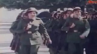 Девойки във военни униформи пеят "Тих бял Дунав" на албански (видео)