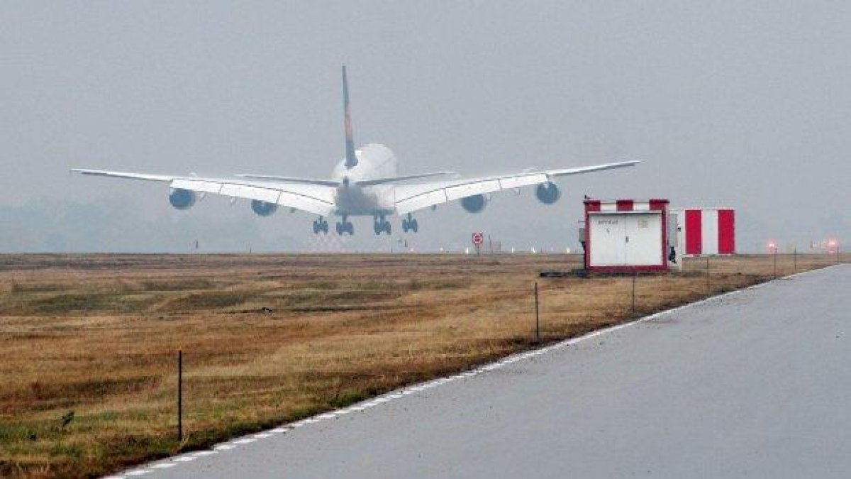 Самолет "Боинг" 737 кацна аварийно на "Летище София"