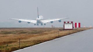 Самолет "Боинг" 737 кацна аварийно на "Летище София"