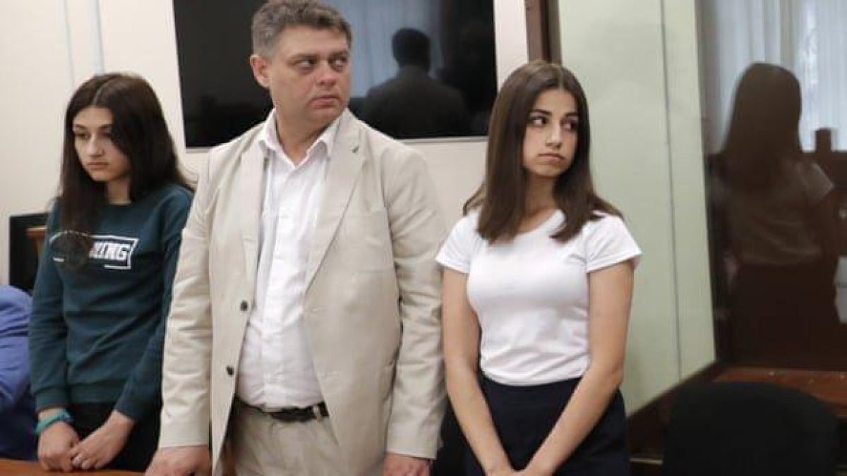 Протести в Русия заради обвинения към три сестри, убили баща си сексуален насилник (снимки)