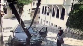 Шофьорка събори стълб в Пловдив и си тръгна (видео и снимки)