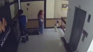Майка спаси детето си от падане през парапет на стълбище  (ВИДЕО)
