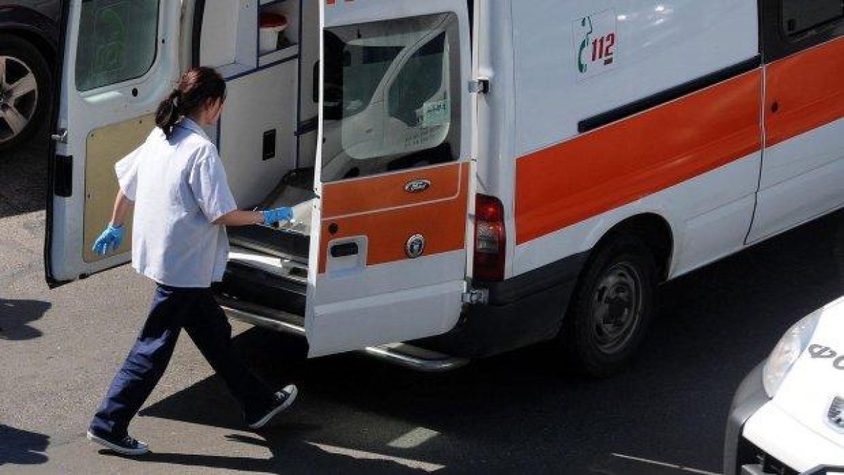 Дете на 3 години подкара кола в Хасково и остави без крак възрастна жена