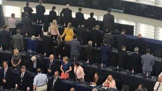 Скандал в Страсбург: Евродепутати се обърнаха с гръб по време на химна на Европа (видео и снимки)