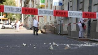 Огромно парче от балкон рухна на тротоар в центъра на София (снимки)