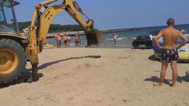 Собственикът на джипа, който затъна на плажа: Само така можех да пусна джета в морето (видео)