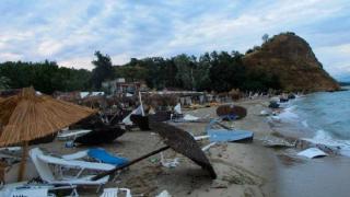 Поне 6 туристи загинаха при екстремна буря на Халкидики в Гърция (видеа и снимки)