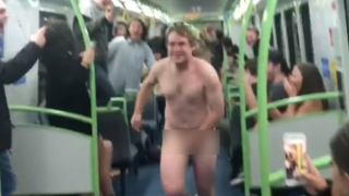 Гол мъж тича в метрото в Мелбърн и се плъзга по пода (видео и снимки)