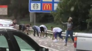 Брониран камион се отвори по време на движение и пръсна стотици хиляди долари по магистрала в САЩ (видео)