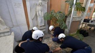 Във Ватикана отвориха два гроба в търсене на изчезнало преди 39 години момиче, оказаха се празни