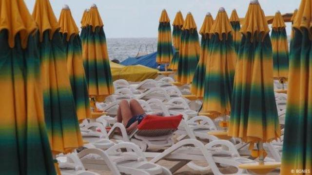 Драмата с чадъра, шезлонга и шопската салата