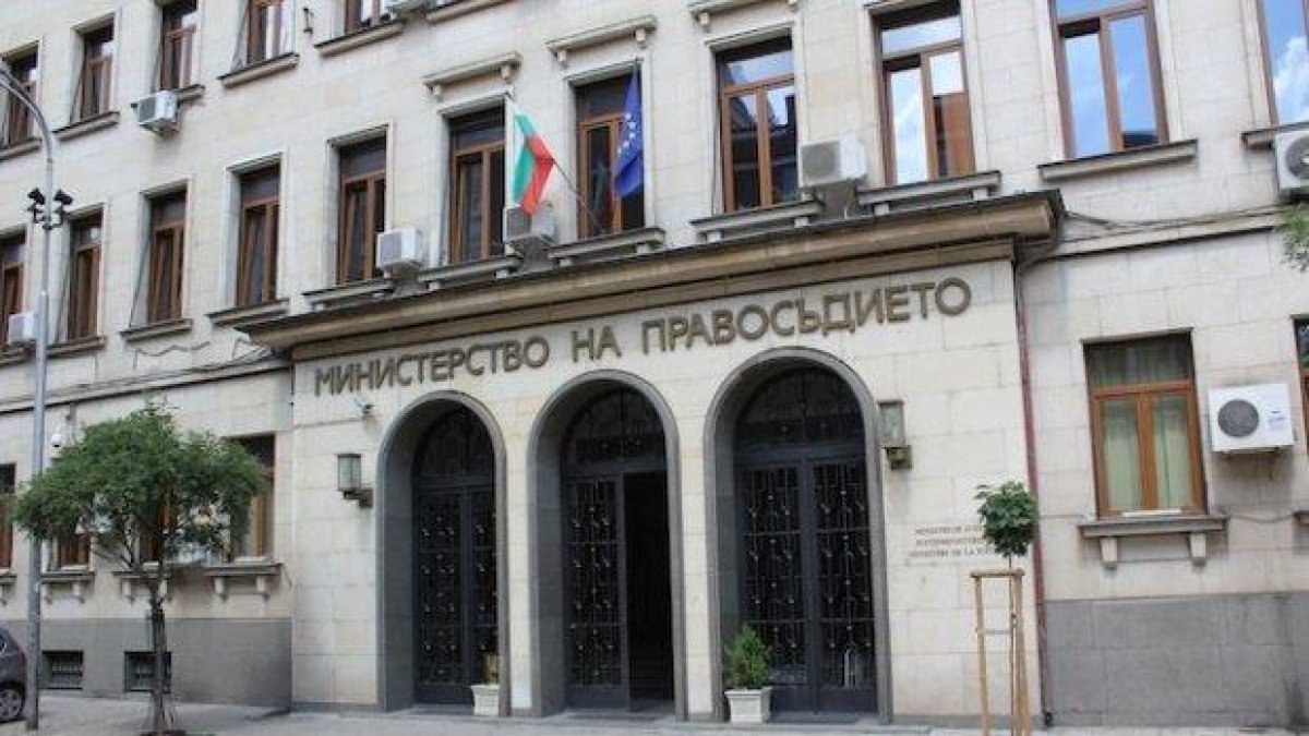 Шефът на военното разузнаване подава оставка