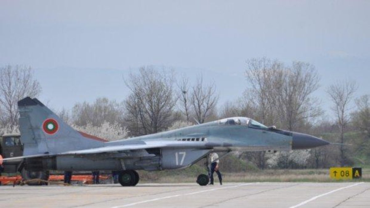 Претърсват офиси на дружеството, доставяло оборудване на военновъздушните сили