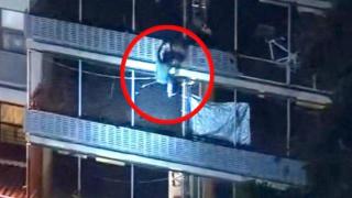 Мъж се спусна по фасадата на 19-етажна сграда, за да се спаси от пожар (видео)