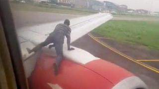 Мъж се покатери на крилото на самолет в движение (видео и снимки)