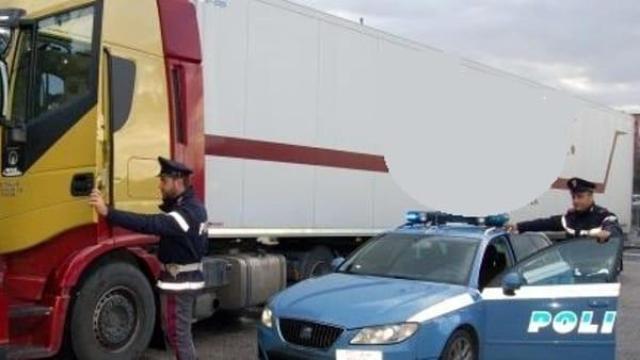 Мъртвопиян български тираджия в екшън гонка с полицията по магистрала в Италия (снимки)