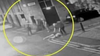 Шокиращо видео показва как пребиват без причина 18-годишно момиче в Манчестър (видео и снимки)