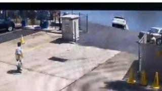Жена обърка педалите и падна с автомобила си в река (видео)