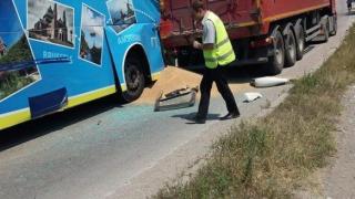 Автобус с деца катастрофира край Търговище, три деца и една жена са ранени