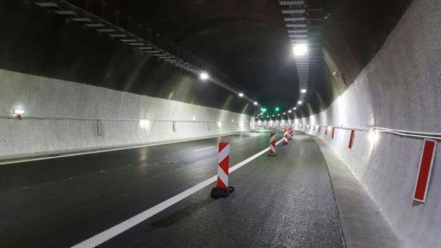 Мъж е с обгаряния, а няколко души са обгазени след като кола се запали във "Витиня" (видео)