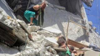 5-годишно сирийче, затрупано под бомбардирана сграда, опитва да спаси малката си сестричка (видео)