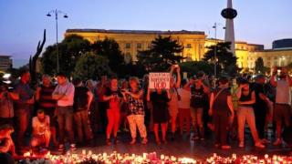 Хиляди протестираха в Румъния, след като полицията не можа да спаси отвлечено момиче (видео)