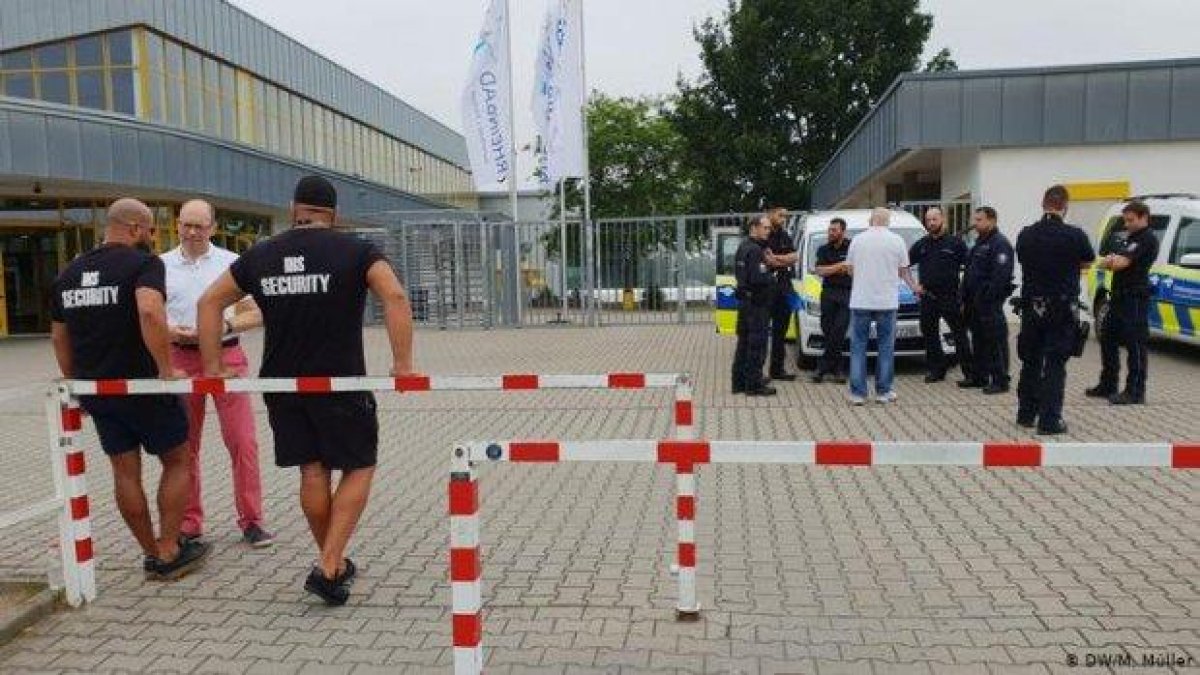 След безчинствата: какво видяхме в басейна "Райнбад" в Дюселдорф