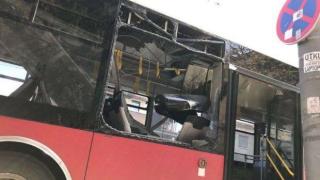 Взрив избухна в автобус в Белград, пет жени и бебе са пострадали (видео и снимки)