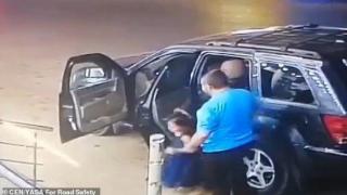 Баща изважда дъщеря си от кола, секунди преди да я блъсне друг автомобил (видео)