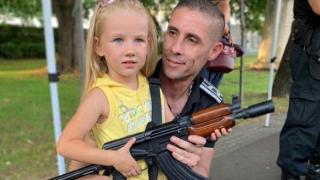 Невръстни деца се снимат с оръжия, заради фотоконкурс на полицията в Бургас (снимки)