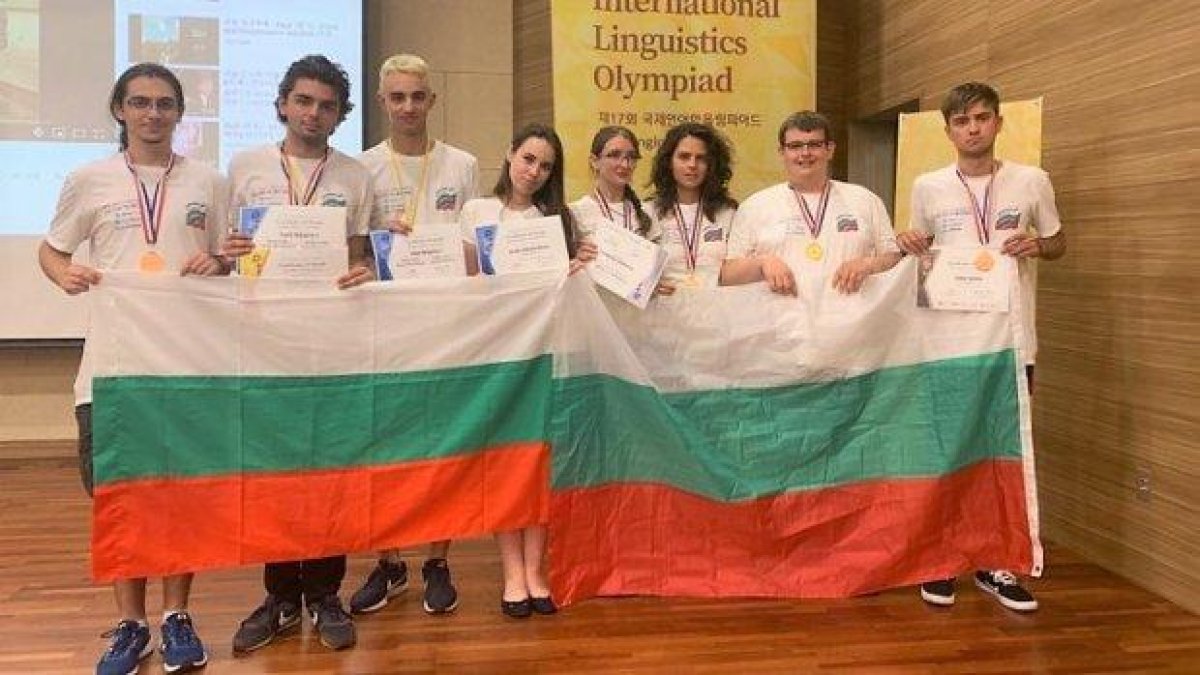 Български ученици с 6 медала от Международната олимпиада по лингвистика в Южна Корея