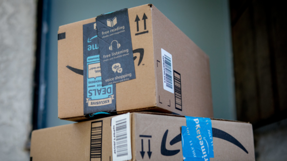 Мъж е измамил Amazon с 300 000 евро, като им е връщал боклук, вместо стока (снимки)