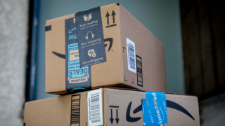 Мъж е измамил Amazon с 300 000 евро, като им е връщал боклук, вместо стока (снимки)