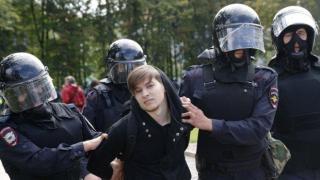 Полицията в Москва задържа близо 200 човека при нов опозиционен протест (снимки)