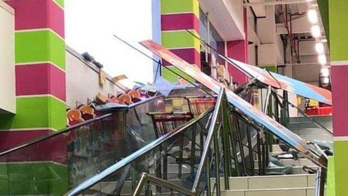 Бурята във Варна разби стъкло на хипермаркет, има ранени (снимки)