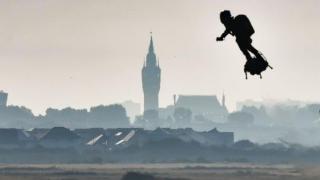 Франки Запата успя да прекоси Ламанша с летящ ховърборд (видео и снимки)