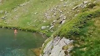 Мъж по бански се изкъпа в едно от Седемте рилски езера (видео)
