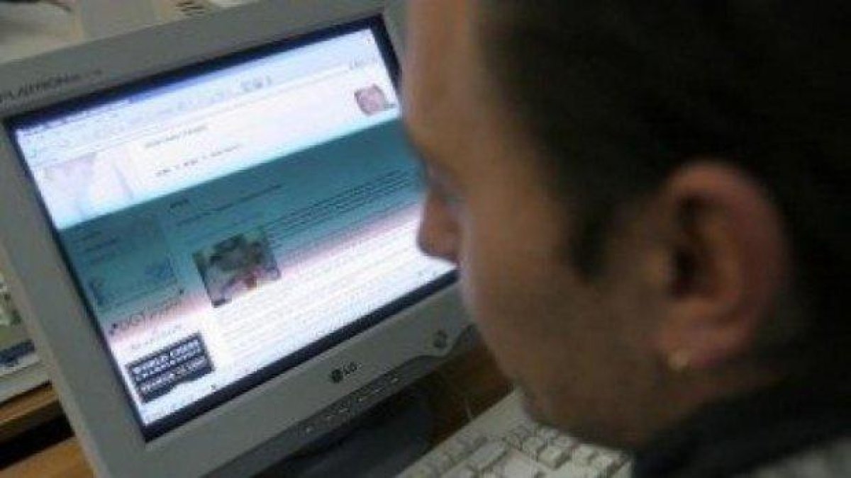 Задържаха софиянец, качвал незаконно филми на 40 страници в интернет