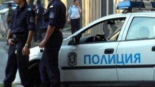 Мъж преби 8-годишно момче на детска площадка и се барикадира с оръжие в дома си