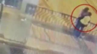 Мъж и жена загинаха след като паднаха от мост, докато се целуват (видео)