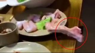 Парче сурово месо скочи от масата в ресторант (видео)