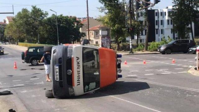 Джип блъсна и преобръна линейка в Ямбол, пострадала е лекарка (видео и снимки)